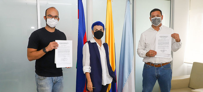 La Alcaldía hizo toma de juramento a dos colombianos por adopción