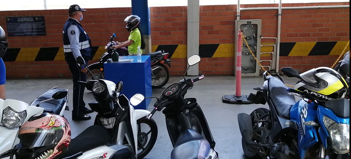 Secretaría de Movilidad sensibilizó a motociclistas en centros comerciales de Cali