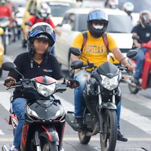 Motociclistas que no porten correctamente el casco serán multados