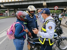 Motociclistas apoyan operativos de control para uso adecuado del casco