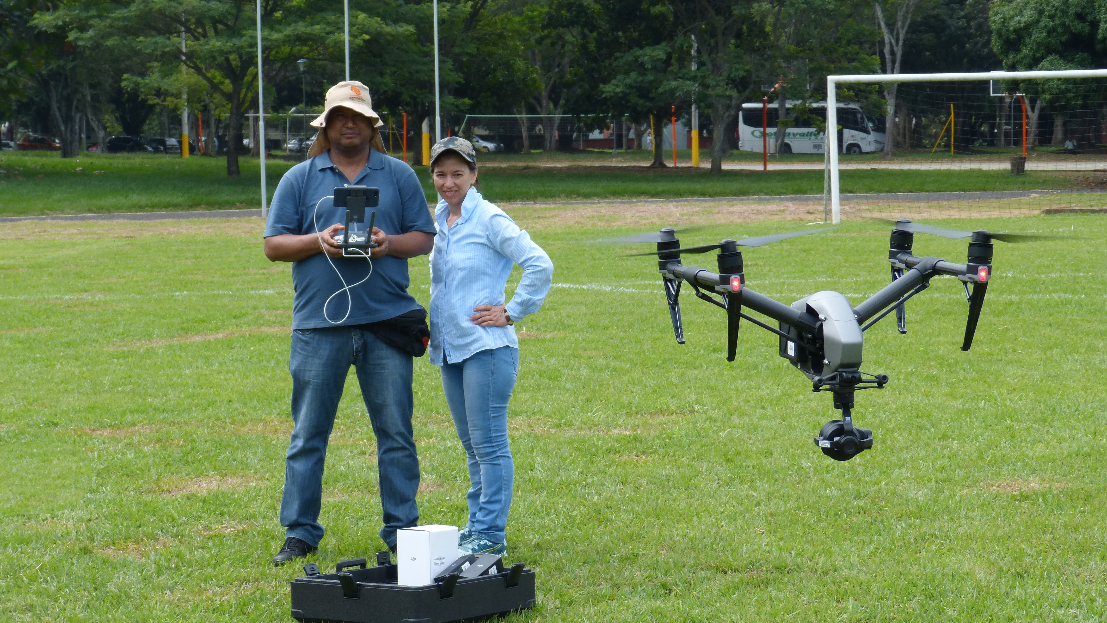 Personas realizando practica con las aeronaves o drones del DAPM.