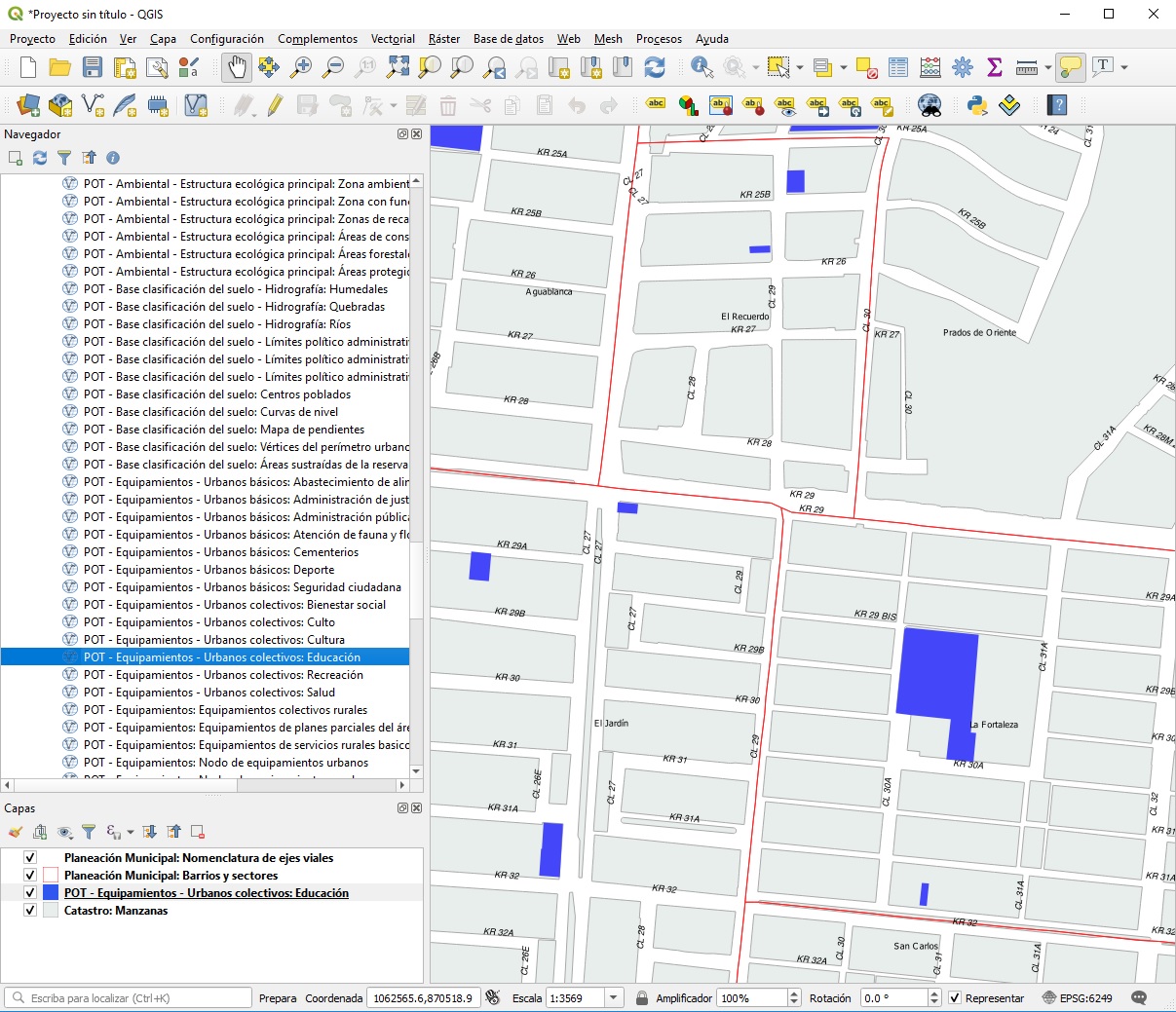 Imagen del software QGIS; en la zona izquierda se muestran cargados los servicios WFS y en el área del mapa, se visualizan las capas de manzanas, barrios, nomenclatura y equipamiento educativo.
