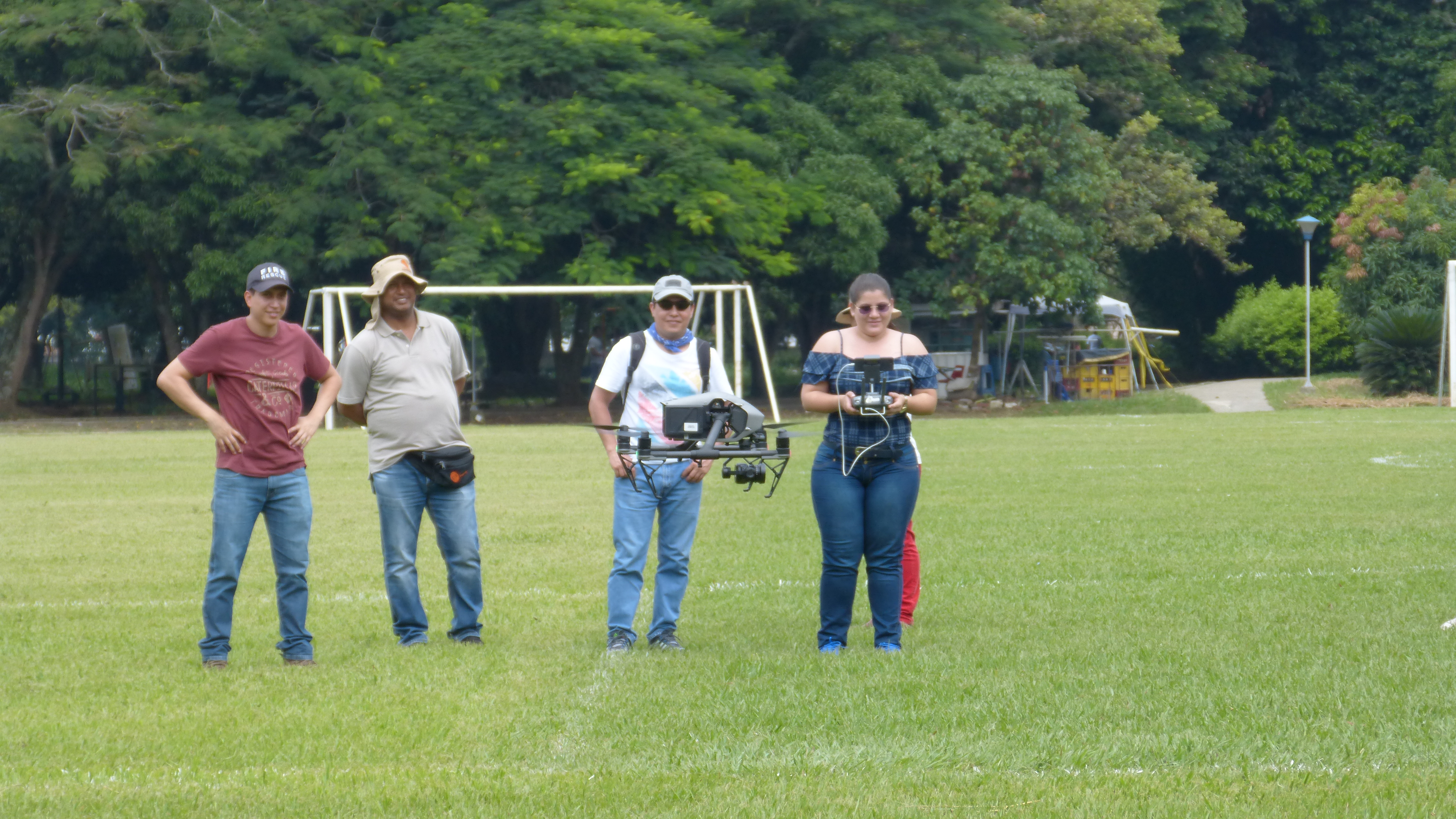 Equipo técnico de Planeación Municipal haciendo pruebas de vuelo con una de las aeronaves (Dron).