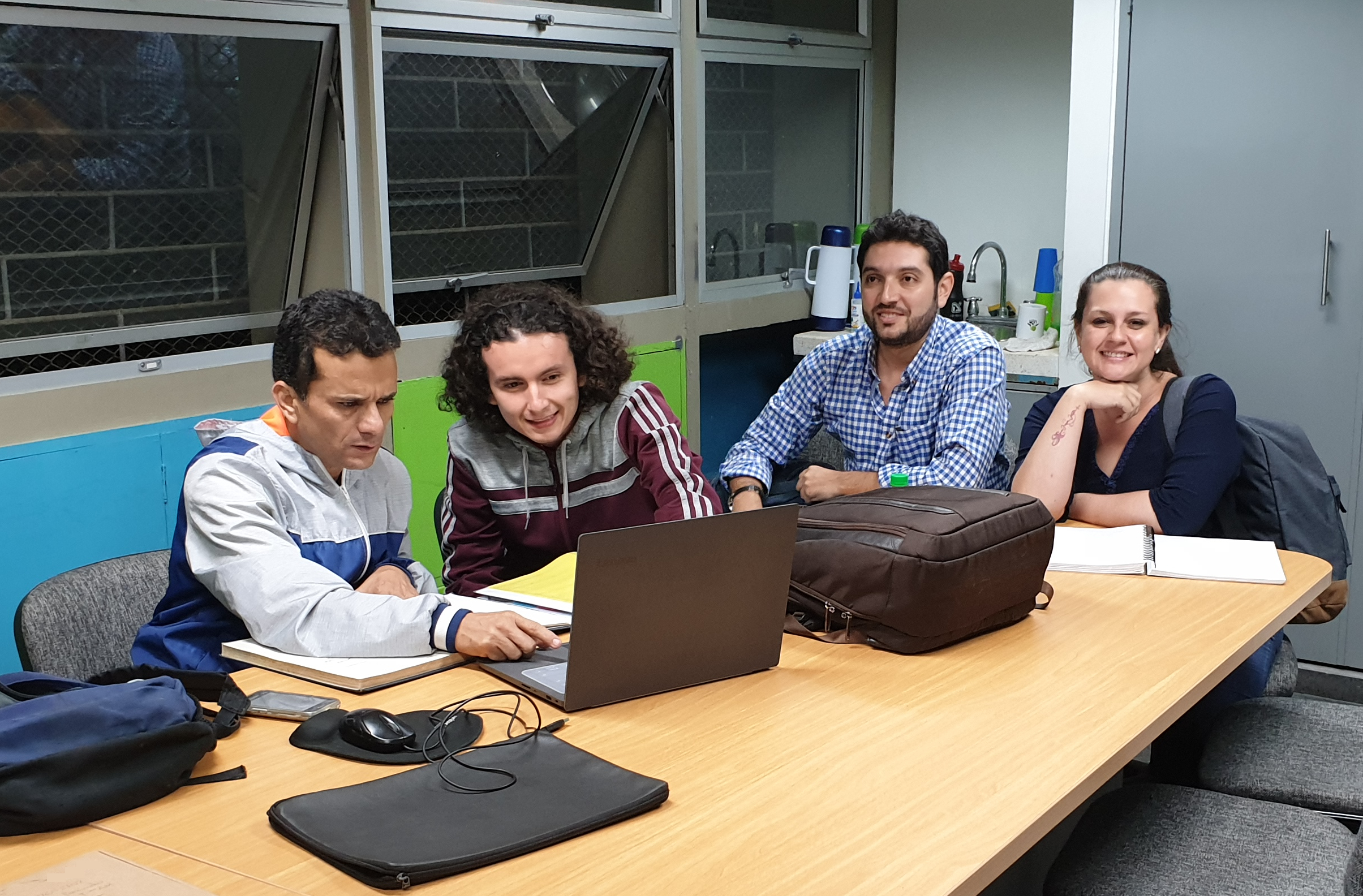 Estudiantes de la Maestría en Arquitectura y Urbanismo de la Universidad del Valle atendiendo las explicaciones del personal técnico de la IDESC.