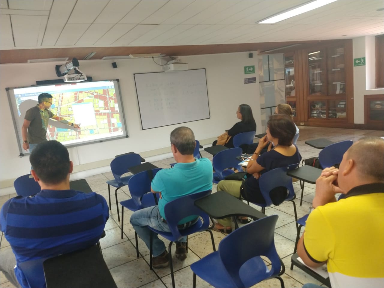 Asistentes al taller atendiendo las explicaciones del personal técnico del Plan Estadístico Territorial sobre el Marco Geoestadístico Territorial de Santiago de Cali.