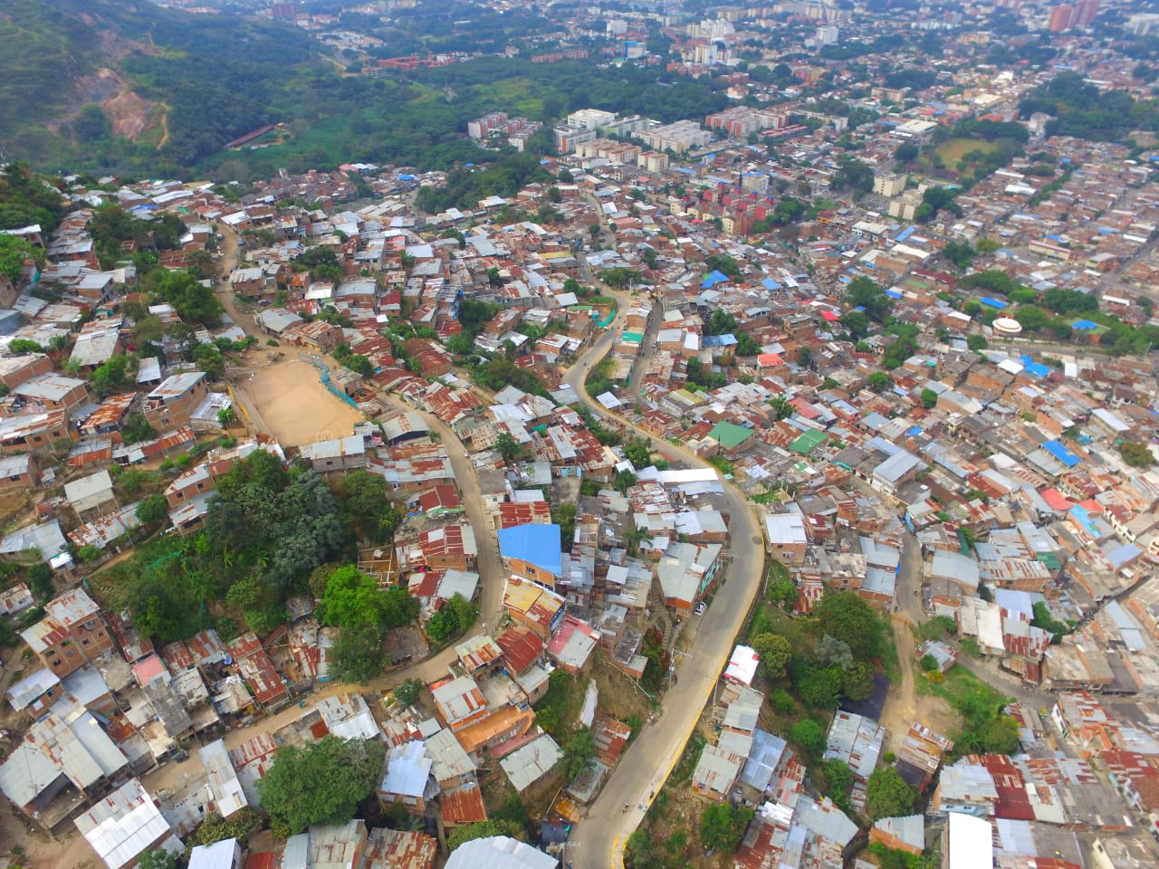Imagen panorámica de un sector con viviendas ubicadas en la ladera del Distrito.