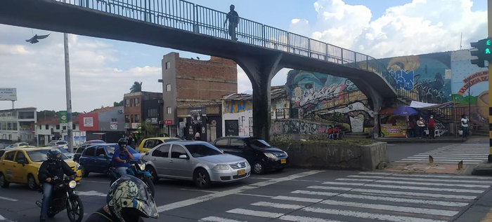 Planeación lleva a cabo intervención urbanística en puente peatonal de la calle 5