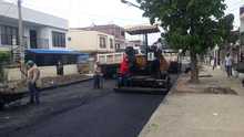 Actividades de mantenimiento vial continúan en el barrio 7 de Agosto