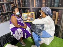Libros humanos motivan la asistencia masiva al stand de Bienestar, en la Feria Internacional del Libro