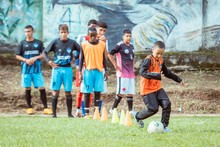 El esfuerzo de los jóvenes de La Buitrera por alcanzar sus sueños en el fútbol 