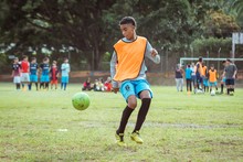 El esfuerzo de los jóvenes de La Buitrera por alcanzar sus sueños en el fútbol 