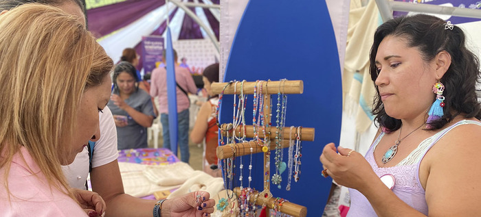 Así se desarrolló el primer día de la Feria Económica Violeta de Corazón por las Mujeres