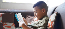 El niño lector que es ejemplo para los habitantes de la Comuna 1