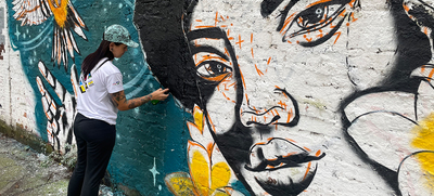 Sara Hernández, una artista pereirana que pinta de color las calles de Cali