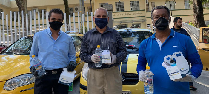 Taxistas voluntarios que transportaron personal médico, recibieron reconocimiento