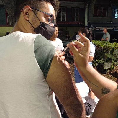 Ciudadanos cumplen con su esquema de vacunación en la Loma de la Cruz, uno de los puntos extra de la ciudad