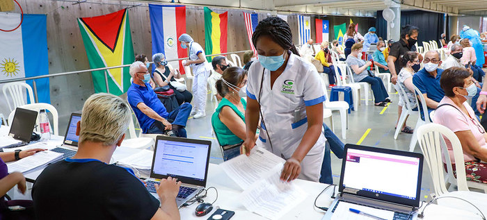 Vacunación covid-19 para trabajadores de la salud en megacentro del Pascual Guerrero