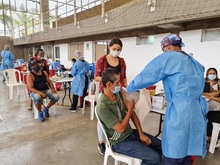 Caleños responden masivamente a la vacunación contra covid-19, en el coliseo María Isabel Urrutia