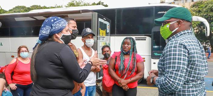 Inmovilizan bus que intentaba transportar sin autorización a migrantes venezolanos