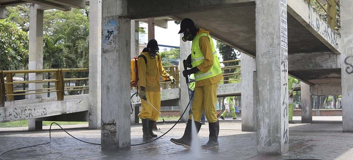 Con agua, jabón y desinfectante se intervienen espacios públicos, estaciones del MIO y puentes peatonales de Cali