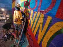 La comuna 20 fortalece el turismo coloreando la Calle de la Poesía
